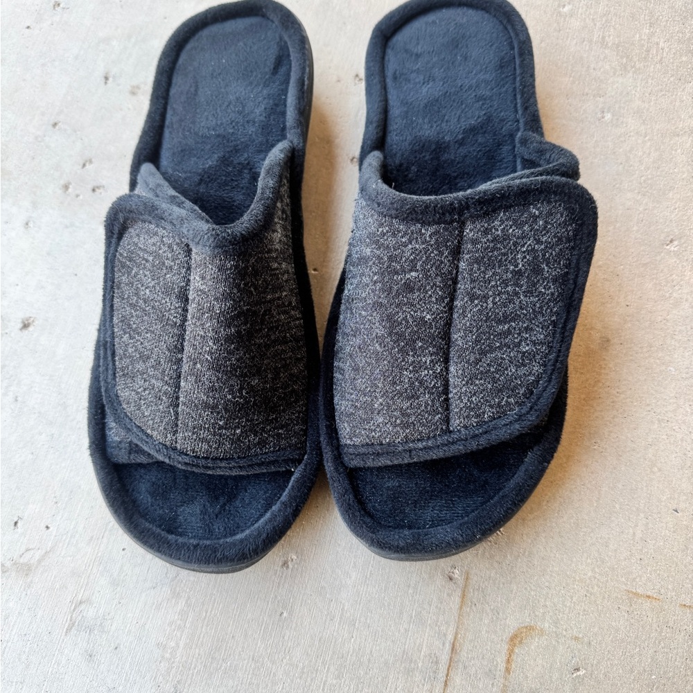 Men's NEW Black Charcoal Gray Velcro Closure Adjustable Width Slippers M 9-10 - Picture 2 of 7